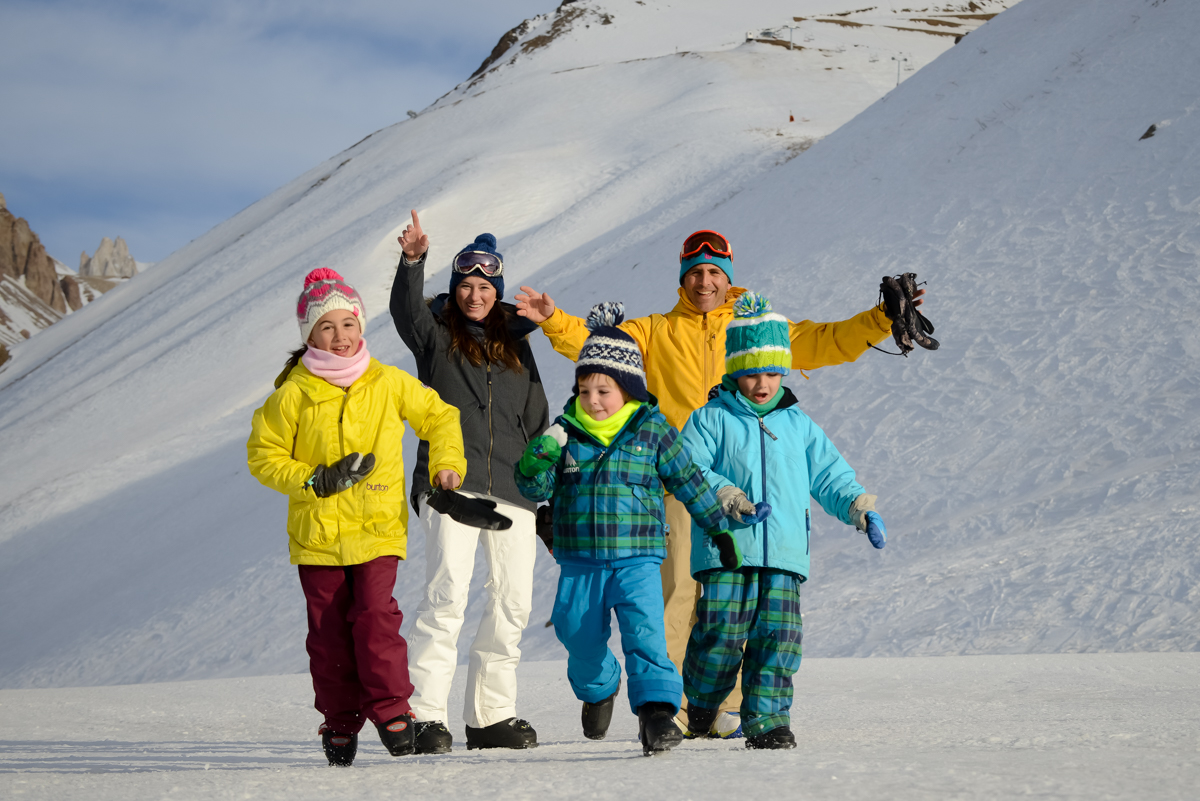 Familia esquiando junta