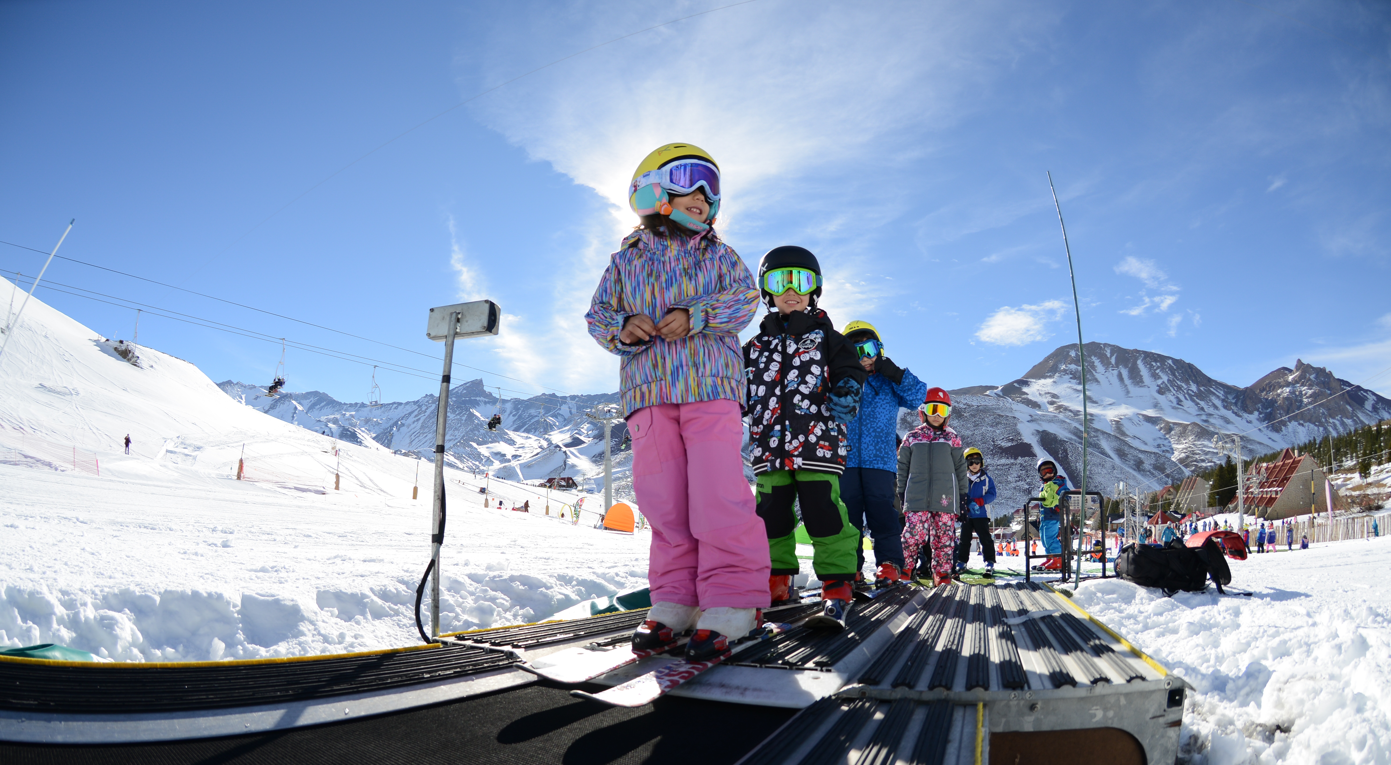 Niños jugando con trineos